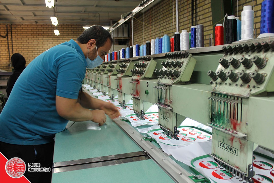 بازدید اعضای منتخب باشگاه خبرنگاران داوطلب هلال‌احمر تهران از کارخانه نساجی هلال